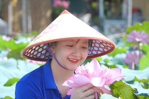 Từ đầm lầy bỏ hoang, người trẻ trồng sen kết hợp nuôi cá cho thu nhập trăm triệu