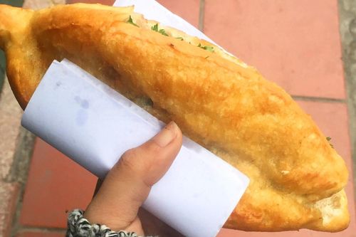 Bánh mì miến siêu hot ở Hải Dương, khách xếp hàng nửa tiếng thấy xứng đáng
