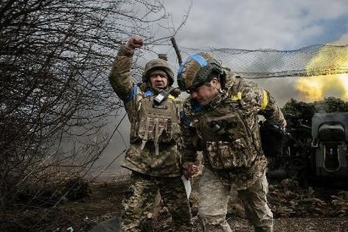 Ukraine bác tin Nga kiểm soát 2 làng ở Donetsk, Mỹ cấp vũ khí cho tiểu đoàn Azov
