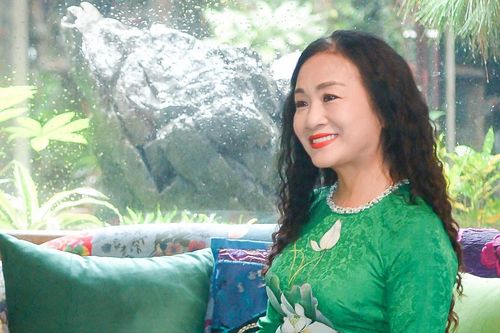 NSND Vi Hoa, diễn viên Hoàng Yến trình diễn áo dài tại Việt phủ Thành Chương