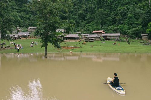 Hang Táu hóa sông sau mưa lớn, du khách chèo thuyền, lội nước check-in
