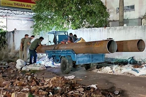 Bị xe ba gác chở ống sắt nặng cán qua người, nam điều dưỡng tử vong