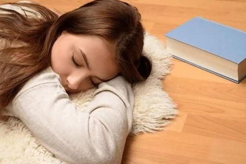 Mùa hè ngủ trên sàn nhà có tốt không?