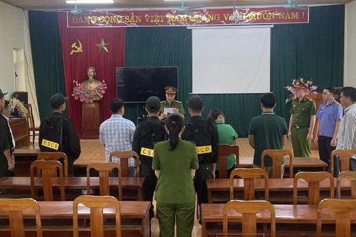 Phê chuẩn khởi tố Bí thư, Chủ tịch xã lập khống hồ sơ chi tiêu sai quy định