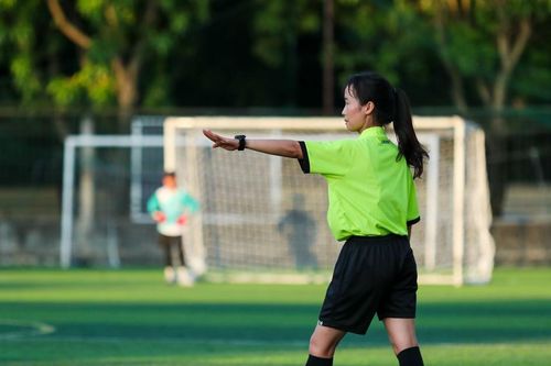Bên lề sân cỏ Cúp Báo Nghệ An: Nữ trọng tài đầu tiên