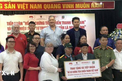 Tiếp nhận Hồ sơ chứng tích chiến tranh, tặng di ảnh cho các gia đình liệt sỹ