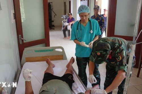Trung tâm Y tế Trường Sa cấp cứu ngư dân bị tai nạn lao động trên biển