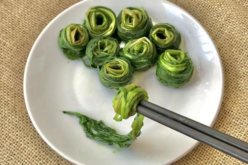 Luộc rau muống cho thêm thứ này, rau xanh giòn, tăng thêm chất bổ