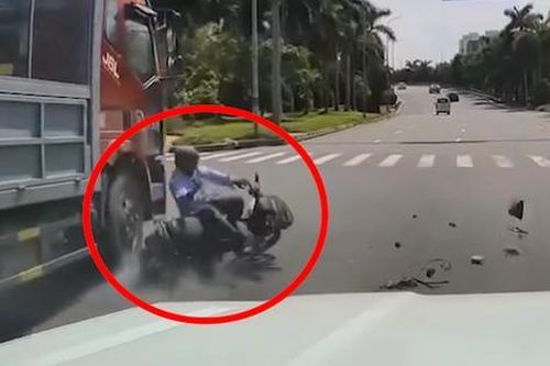 Xe máy gặp nạn sau cú rẽ thiếu quan sát, tạt đầu nhiều ô tô