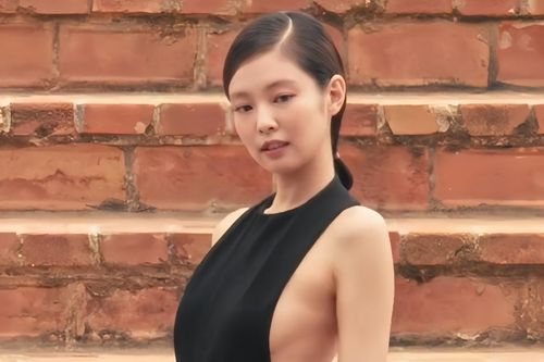 Bóc giá tạo hình lần đầu làm vedette của Jennie Kim