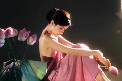 'Em gái út' 25 tuổi của Huyền Lizzie khoe lưng trần cực đẹp, tương lai nối nghiệp chị gái