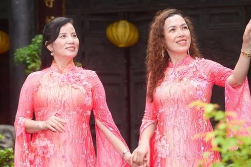 Áo dài khoe sắc ở Việt phủ Thành Chương