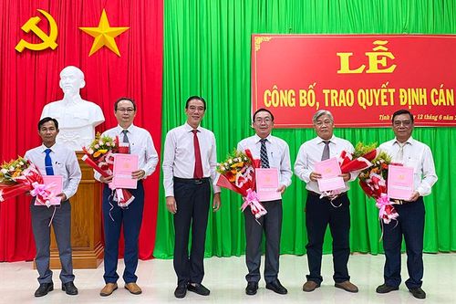 Thị ủy Tịnh Biên trao quyết định công tác cán bộ