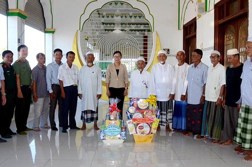 Huyện ủy, HĐND, UBND, UBMTTQVN huyện An Phú chúc Tết Roya Haji của đồng bào dân tộc thiểu số Chăm