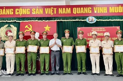 Khen thưởng đột xuất vụ ngăn chặn 2 nhóm thanh niên chuẩn bị hung khí đánh nhau ở Định Quán