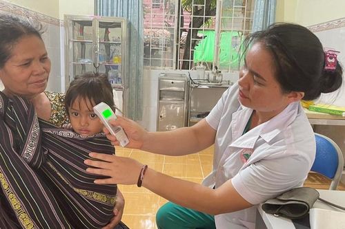 Củng cố nền móng của hệ thống y tế - Kỳ 3: Bác sĩ gắn bó với buôn làng