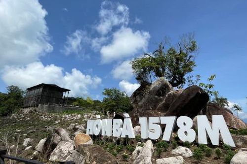 Khám phá đỉnh Hòn Bà bằng xe bus của Kong Forest