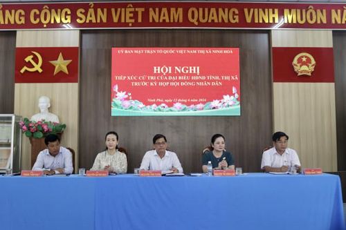 Tiếp xúc cử tri tại huyện Vạn Ninh