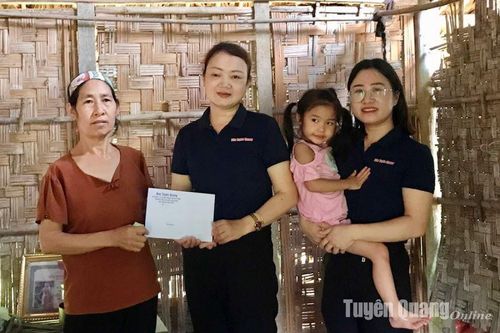 Trên 40 triệu đồng ủng hộ bà Lý Thị Loan và cháu Triệu Yến Nhi