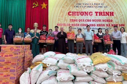 Hà Nội: Chùa Vạn Phúc tặng quà đến các gia đình nghèo trong khu vực bãi rác Nam Sơn