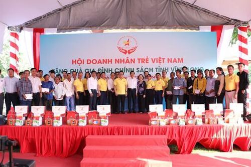Hội Doanh nhân trẻ Việt Nam trao 50 phần quà cho các gia đình chính sách tỉnh Vĩnh Long