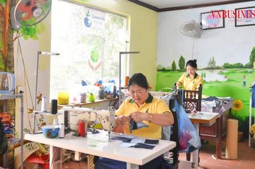 Người phụ nữ ở Hạ Long mỗi tháng thu gom hàng tấn banner quảng cáo và vải thừa 'hô biến' thành đồ thời trang