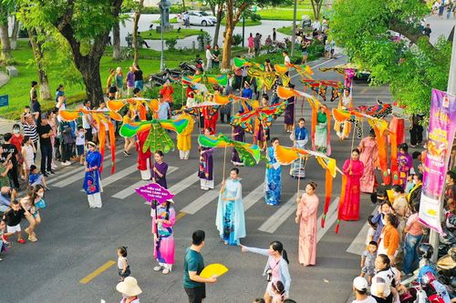 Hơn 100.000 lượt khách đến Huế dịp Festival