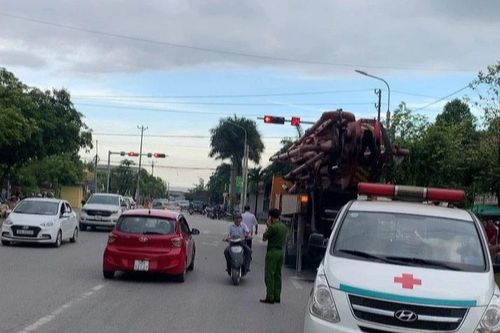 Xe máy va chạm xe bơm bê tông, 2 người tử vong