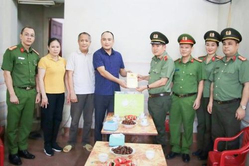 Thăm hỏi cán bộ Công an bị phơi nhiễm HIV trong quá trình thực hiện nhiệm vụ