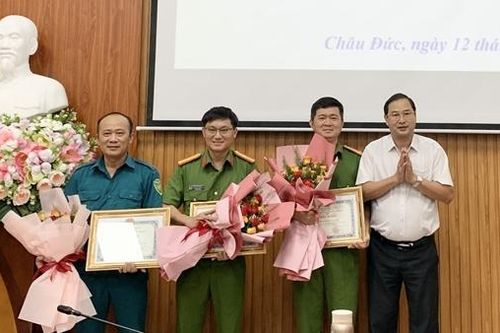 Khen thưởng các đơn vị triệt phá 2 băng nhóm chuyên trộm cắp tiền công đức