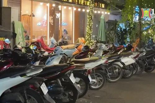 Phố Nguyễn Văn Tuyết bị lấn chiếm vỉa hè, lòng đường