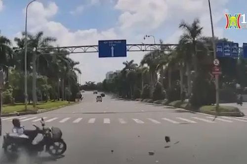 Qua đường thiếu quan sát, lái xe máy gây tai nạn
