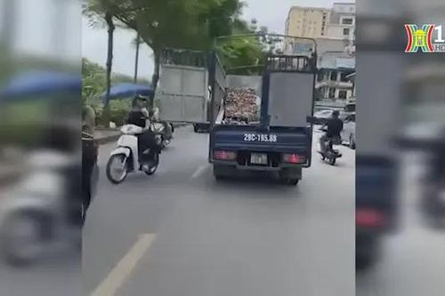 Cửa sau thùng hàng không chốt, xe tải ngang nhiên 'diễu phố'