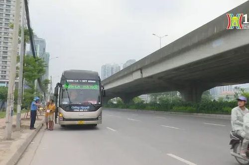 Đề xuất cấm xe khách đi làn trong cùng đường Phạm Hùng