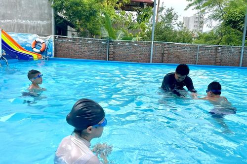 Người thanh niên với tâm huyết dạy bơi cho trẻ em