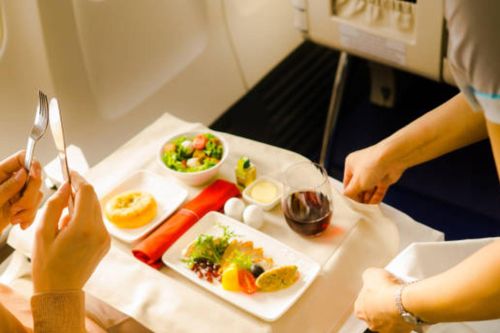 Những thực phẩm nên ăn và nên tránh khi đi máy bay