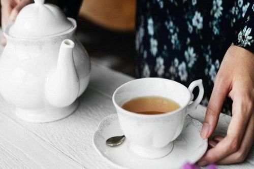 Pha trà bồ công anh cho chồng giải khát, vô tình đầu độc chồng