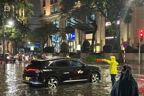 Cảnh sát Hà Nội bảo đảm an toàn giao thông trong mùa mưa bão