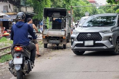 Người dân lấn chiếm hành lang an toàn đường sắt để... họp chợ, đỗ xe, trồng rau