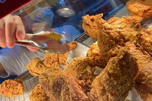 Ăn gà rán mỗi ngày trong suốt một năm, bé trai 12 tuổi phải chạy thận suốt đời