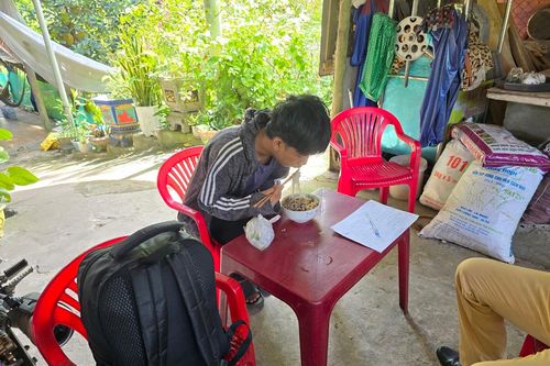 Thanh niên bị lừa, không có tiền trả vé xe khách được Cảnh sát giao thông hỗ trợ trên đường về quê