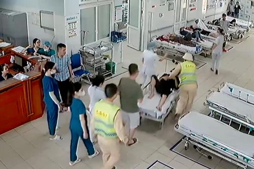 CSGT dẹp đường đưa cháu bé nguy kịch đến bệnh viện cấp cứu