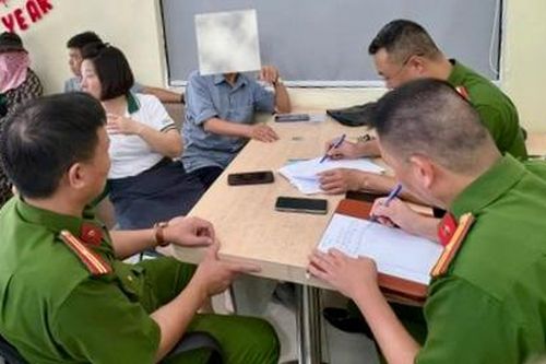 Chợt nhớ khuyến cáo của Công an phường, nhân viên ngân hàng giúp cụ ông U80 'giữ' lại được 500 triệu đồng