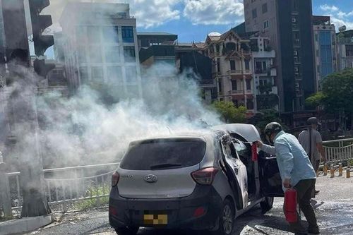 Xe taxi đang lưu thông bất ngờ bốc cháy giữa ngã tư