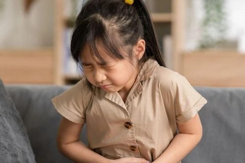 Cha mẹ làm gì khi trẻ nôn và đau bụng