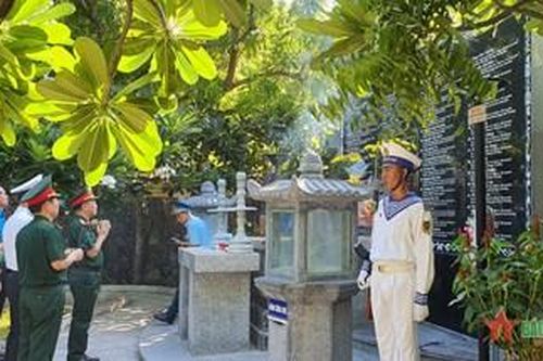 Dâng hương tưởng nhớ, tri ân chiến sĩ Gạc Ma