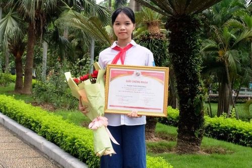 Nữ sinh 12 tuổi và công trình hơn 200 trang tìm hiểu về Bác Hồ