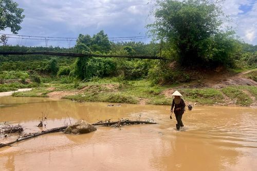 Cầu treo ở Kon Tum hư hỏng hàng loạt, dân chật vật qua sông suối