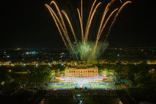 Lưu luyến đêm giã bạn bế mạc Festival Nghệ thuật quốc tế Huế 2024