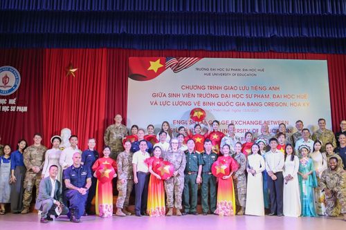 Hàng trăm sinh viên Trường ĐH Sư phạm Huế hào hứng giao lưu với vệ binh Hoa Kỳ